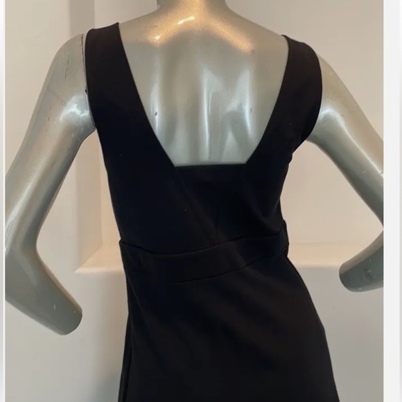 Theory  - Amika  -  Black V cut sleeveless fitted Cocktail mini dress | small - Picture 11 of 15
